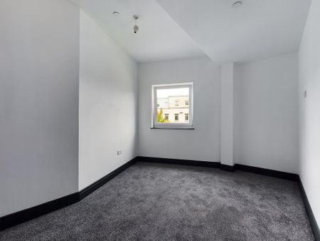 3 bedroom flat to rent - Photo 4