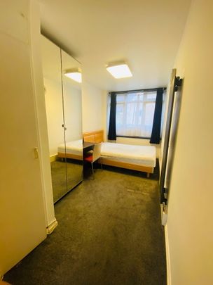 Room in a Shared House, Halyard House, E14 - Photo 1