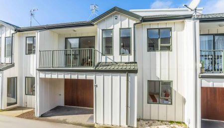 Refurbished Three-Bedroom, Two-Bathroom Townhouse in the Heart of Paraparaumu Beach - Photo 2