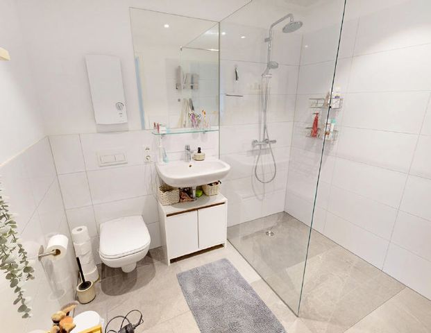 Erftstadt-Liblar! Minimale Energiekosten! Neuwertige 2-Zimmer-Mietwohnung mit hochwertiger Ausstattung, Sonnenbalkon und Pkw-Stellplatz! (SN 4929) - Foto 1