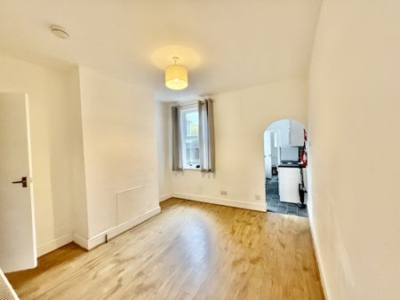 *Superbly located 2-bed mid-terrace on Slack Lane, Derby. Spacious lounge, dining room, modern kitchen, 2 bathrooms, rear garden & on-street parking. Walking distance to city centre & transport links*unfurnished*available now*Family friendly*early viewing advised! - Photo 2