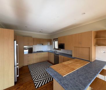 Spacious 5-Bedroom Home for the Whole Family - Photo 4