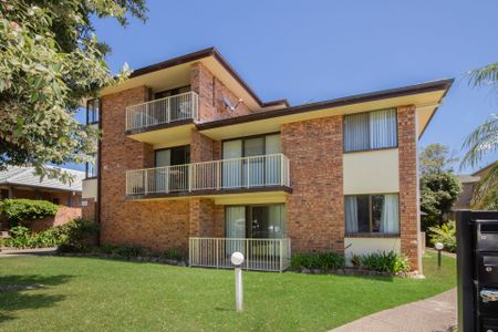 Tidy 2 Bedroom with Air Conditioning - Photo 4