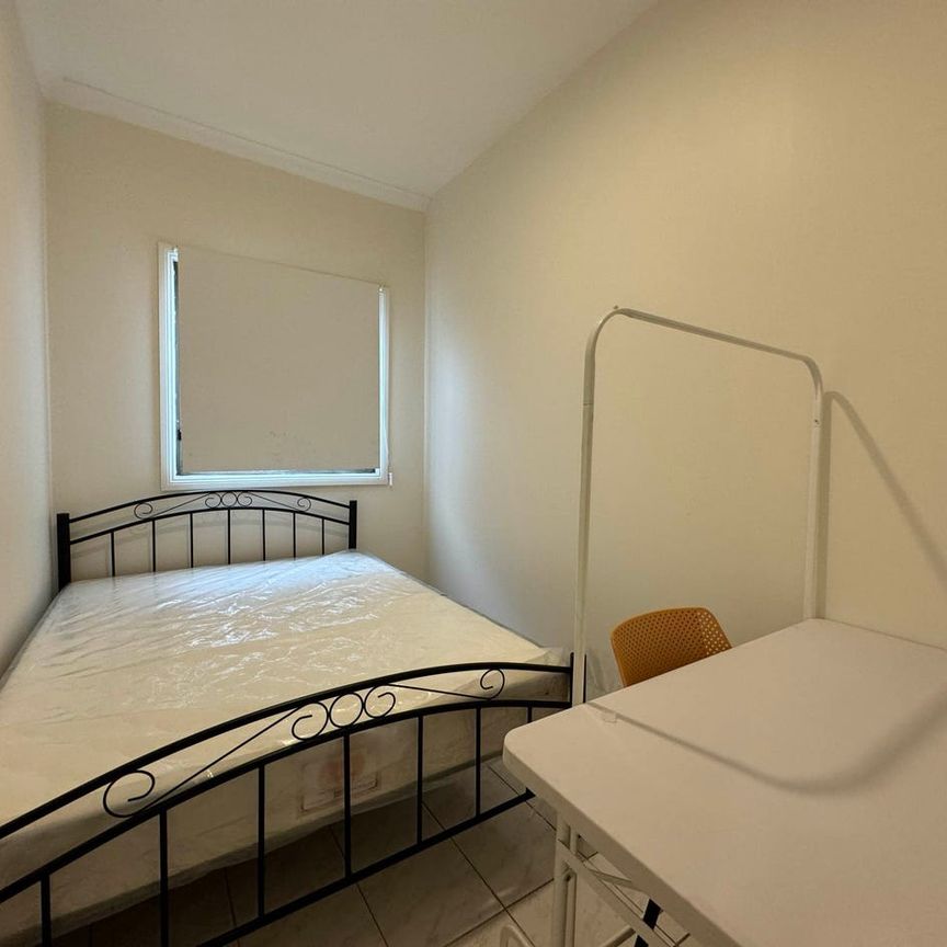 Comfortable Single Room for Rent in the Heart of Campsie - Photo 1