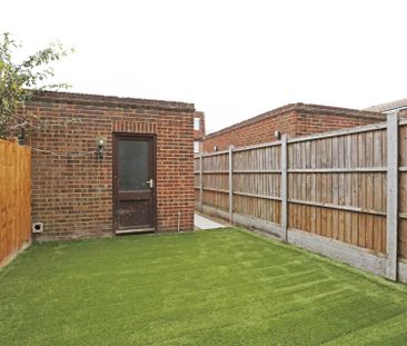 Price £2,500 pcm - Available Now - Part Furnished - Photo 5