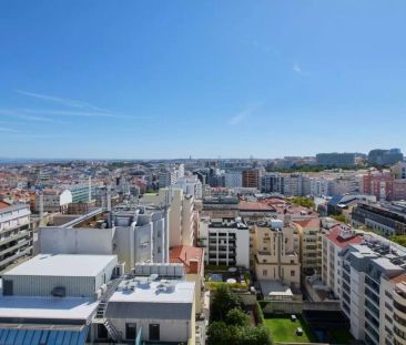 Room in a shared 10-bedroom apartment for rent in Lisbon - Foto 3