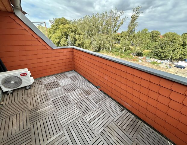 Charmante 2-Raum-Dachgeschosswohnung mit Balkon und Stellplatz ! - Photo 1