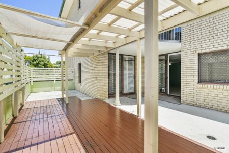 SPACIOUS TWO BEDROOM APARTMENT WITH HUGE OUTDOOR DECK - WALK TO BEACH! - Photo 5