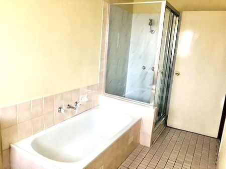 Spacious Three Bedroom Townhouse With Air Conditioning - Photo 4