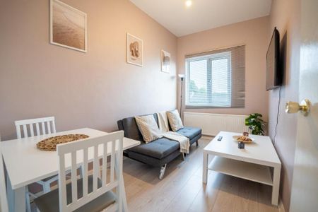 2 Bed Flat, Selhurst Road, SE25 - Photo 2