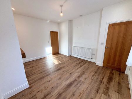 3 bedroom mid terrace to let - Photo 4