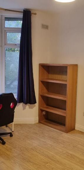 1 bedroom in a house share to rent - Photo 2