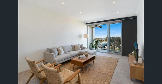 Top Floor Renovated North Bondi Apartment with views & LUG - Photo 1