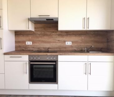 Geräumige 2-Zimmer-Wohnung mit EBK und Balkon in Stadtnähe! - Photo 1