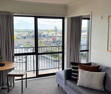 Stylish Apartment with Stunning Views in Manukau - Photo 1