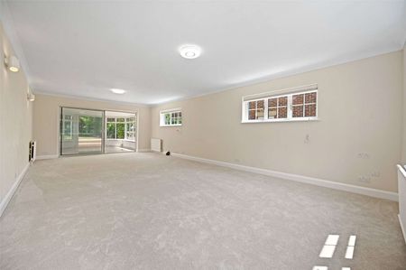 A modern neutrally decorated five bedroom, two bathroom detached house with four receptions and a swimming pool - Photo 2