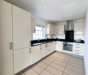 2 bed flat to rent in The Trinity, 50 Crown Hill, SS6 - Photo 2