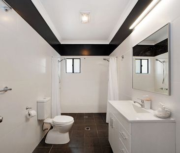 Private residence with large barn shed - Photo 5