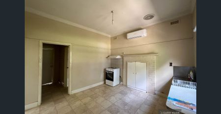 COZY 1 BEDROOM HOME ON SPACIOUS BLOCK JUST A SHORT STROLL TO APEX PARK & THE CBD - Photo 4