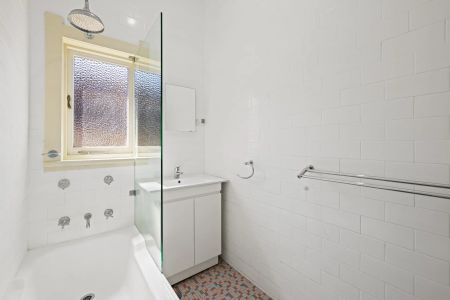 Charming family abode on 653 sqm block - Photo 4