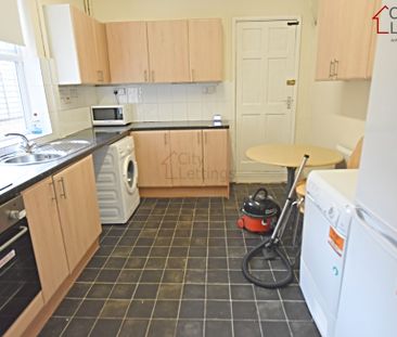 4 Bedroom Mid Terraced House - Photo 2