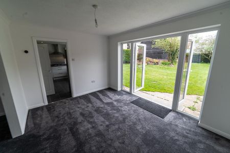 4 bedroom detached house to rent - Photo 2