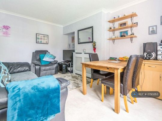 4 bedroom semi-detached house to rent - Photo 1