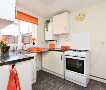 2 bedroom Mid Terraced House to let - Photo 6