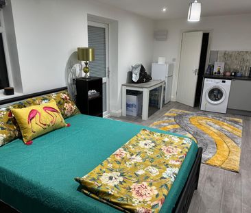 Self contained studio flat ideal for working couples- £1350 inclusi... - Photo 1