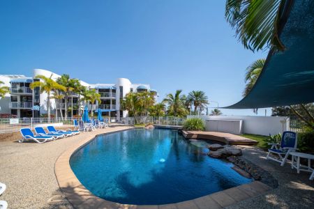 Top-Floor Coastal Apartment with Ocean Views - Photo 3