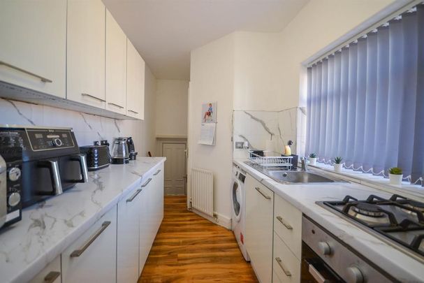 3 bedroom flat to rent - Photo 1