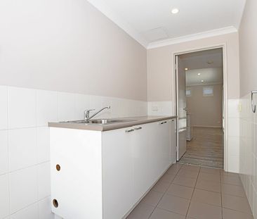 SPACIOUS LOCK-UP & LEAVE TOWNHOUSE WITH OCEAN GLIMPSES - Photo 4