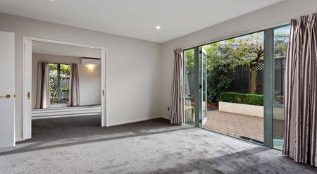 Standalone 3-bedroom Townhouse with Double Garage - Photo 2