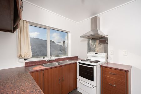 Sunny, Superbly Located in Lyall Bay - Photo 5