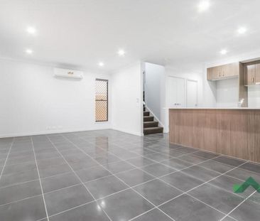 GREAT SIZE TOWNHOUSE WITH PRIVATE COURTYARD - Photo 3
