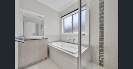 IMMACULATE FAMILY HOME IN EXCLUSIVE BELMOND ON CLYDE ESTATE - Photo 4