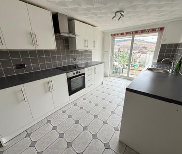 3 bedroom terraced house to rent - Photo 3