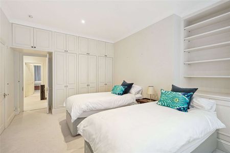 A charming three bedroom apartment in a prime Chelsea location with direct access to communal gardens. - Photo 2