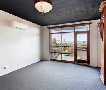 Secure 1 bedroom unit with city views - Photo 2