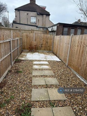 1 bedroom in a house share to rent - Photo 4