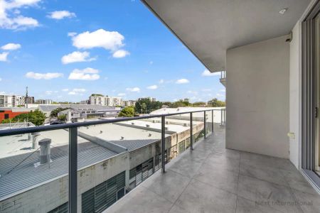 “Spacious One Bed, Stunning Urban Lifestyle in South Brisbane” - Photo 2