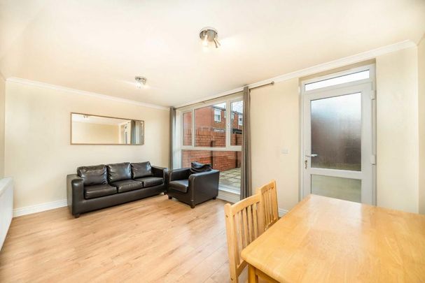 3 bedroom terraced house to rent - Photo 1