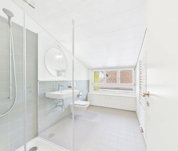 Sehr grosszügige, lichtdurchflutete, frisch renovierte Dachwohnung - Photo 4