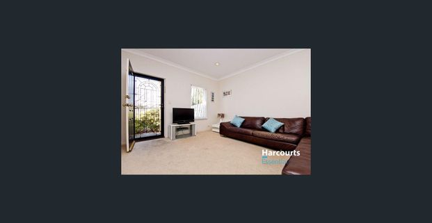 2 living areas and 3 bedrooms - Photo 1