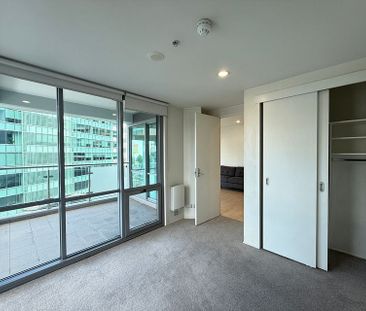 Spacious 1-Bedroom with Stunning Harbour Views - Photo 2