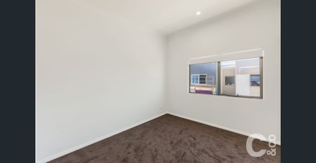 2 Storey 3 x 2 Townhouse in central location ! - Photo 3