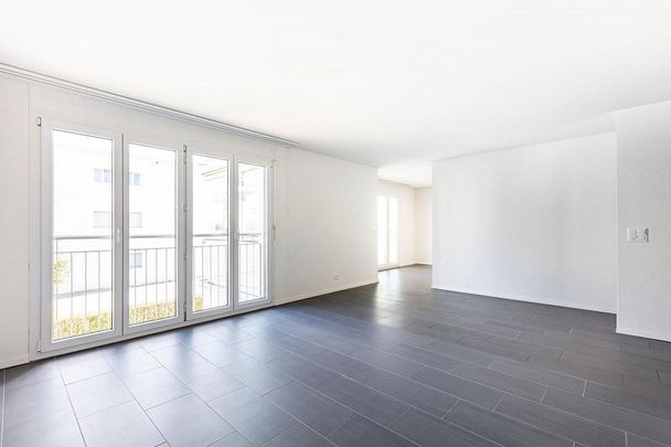 Moderne 3.5 Zimmerwohnung mit verglastem Balkon - Photo 1