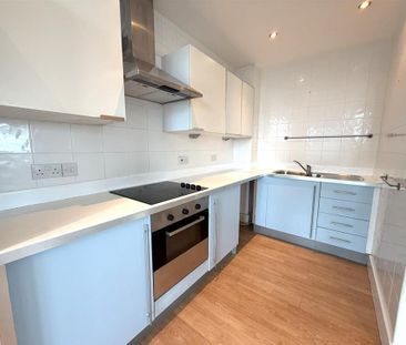 3 bedroom flat to rent - Photo 6
