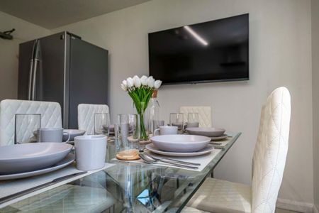 6 Bed Terraced House, Gadd Street, NG7 - Photo 2