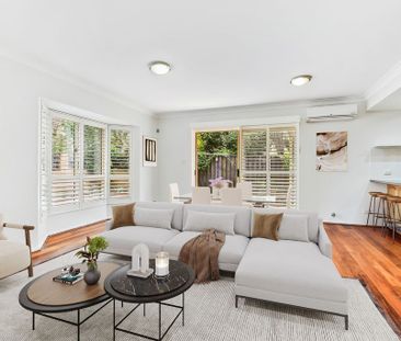 Centrally Located, Expansive And Private, Dual Storey 3 Bedroom, 2.... - Photo 1